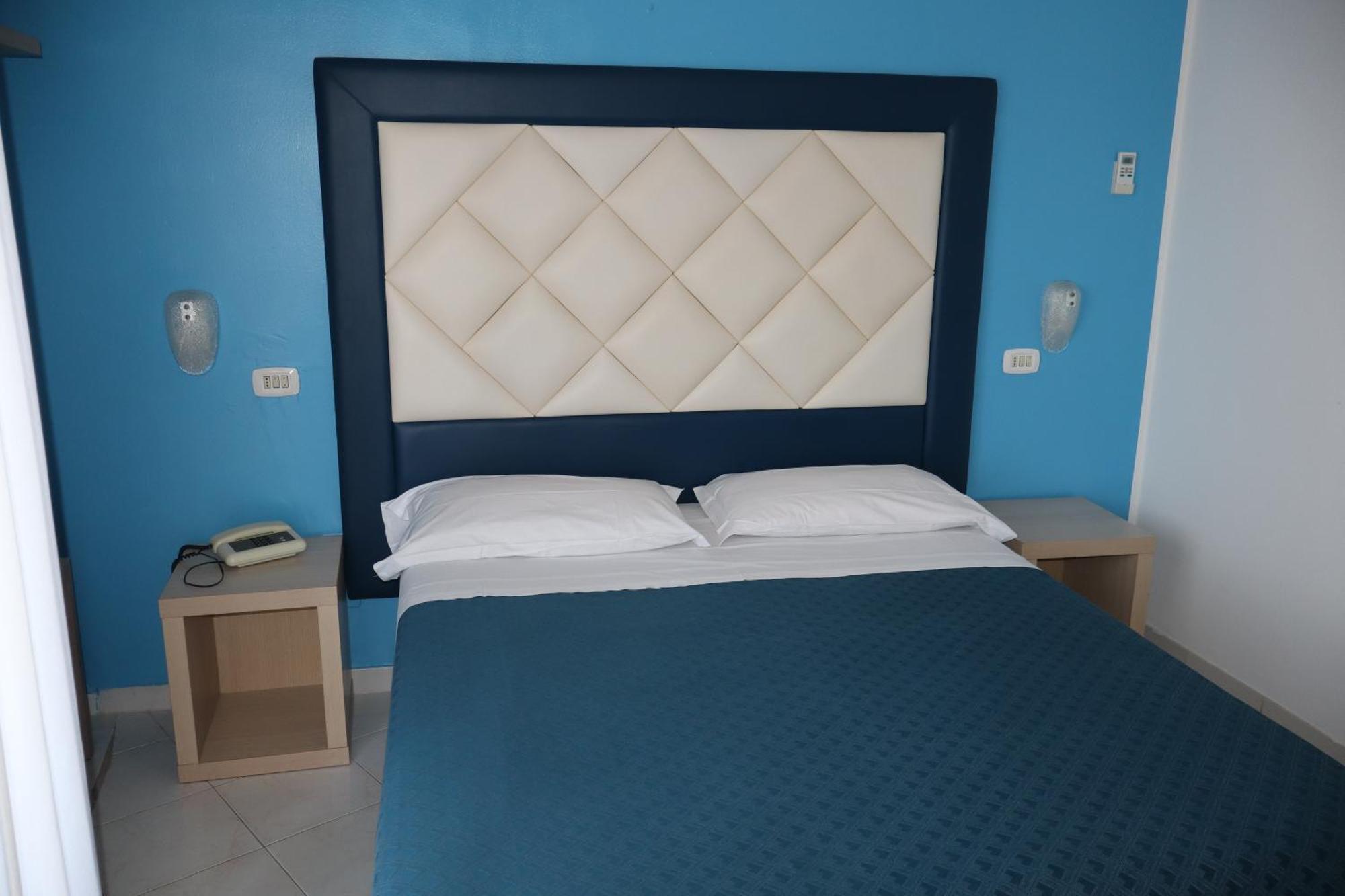 Hotel Albatros โรเซโต เดญา อาบรูซซี ภายนอก รูปภาพ