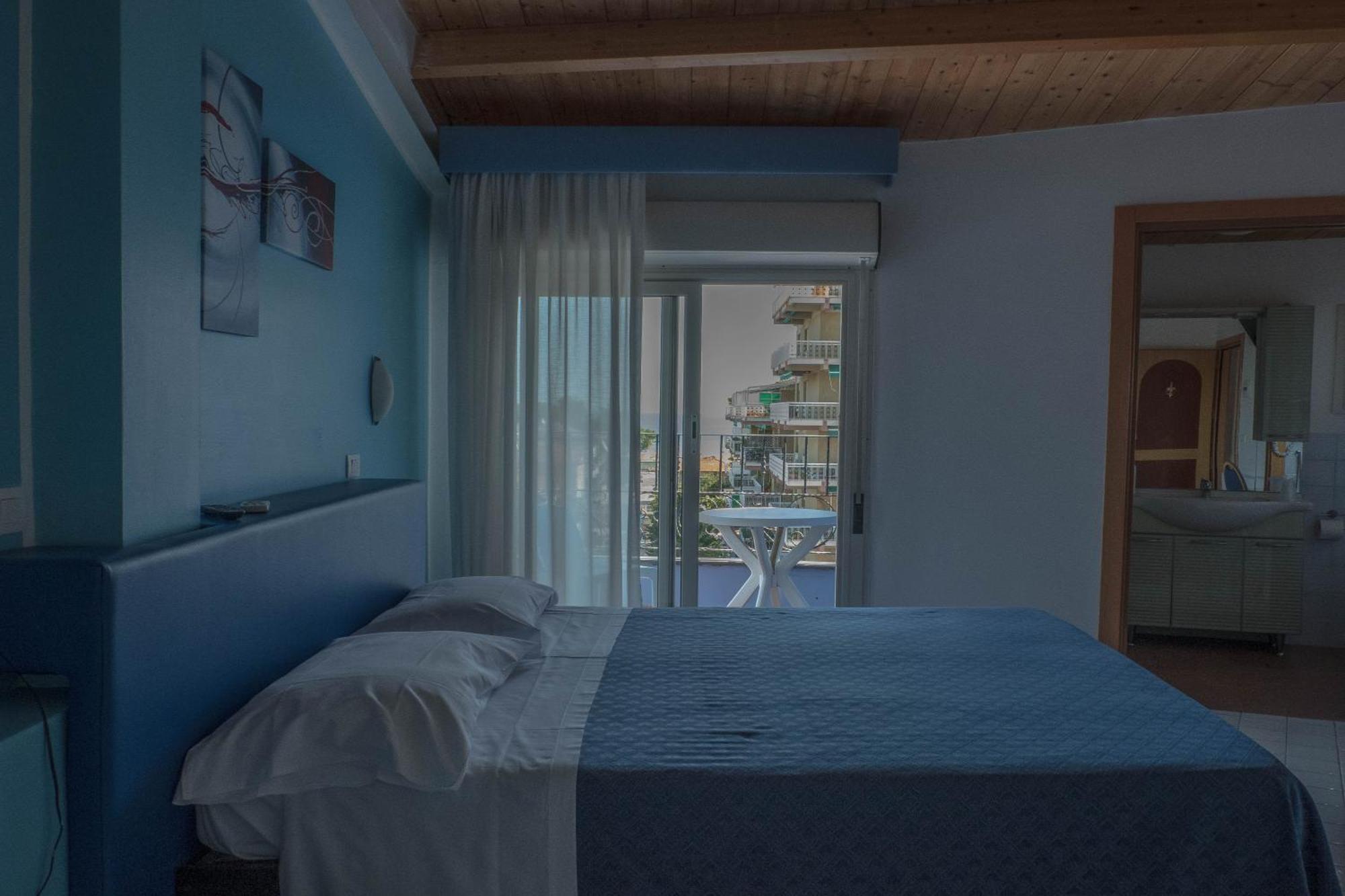 Hotel Albatros โรเซโต เดญา อาบรูซซี ภายนอก รูปภาพ