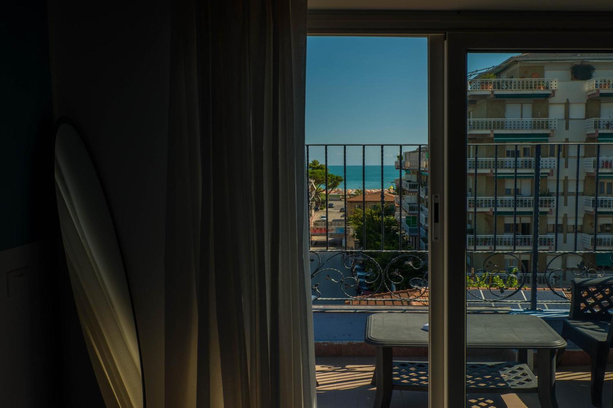 Hotel Albatros โรเซโต เดญา อาบรูซซี ภายนอก รูปภาพ