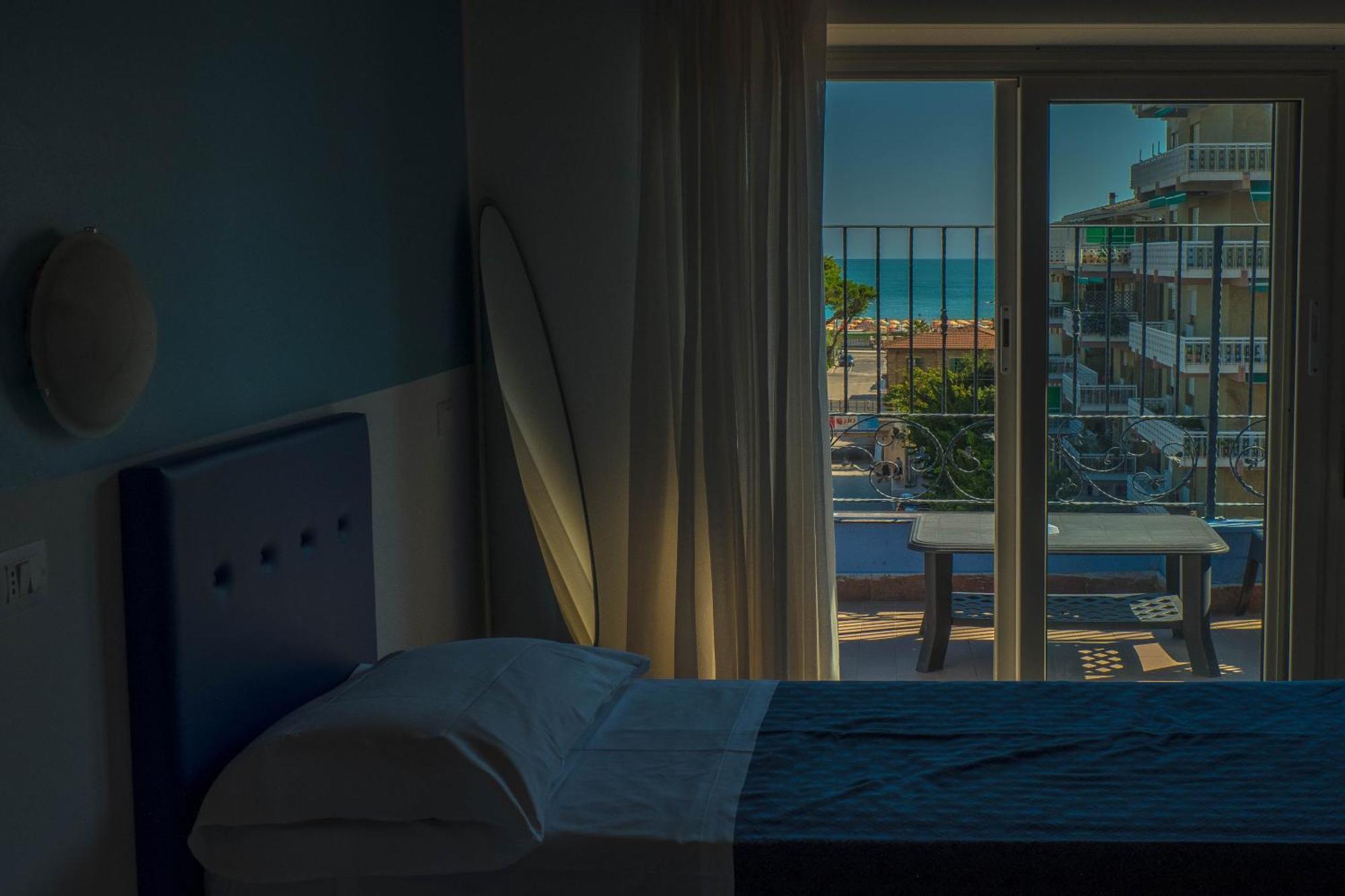 Hotel Albatros โรเซโต เดญา อาบรูซซี ภายนอก รูปภาพ