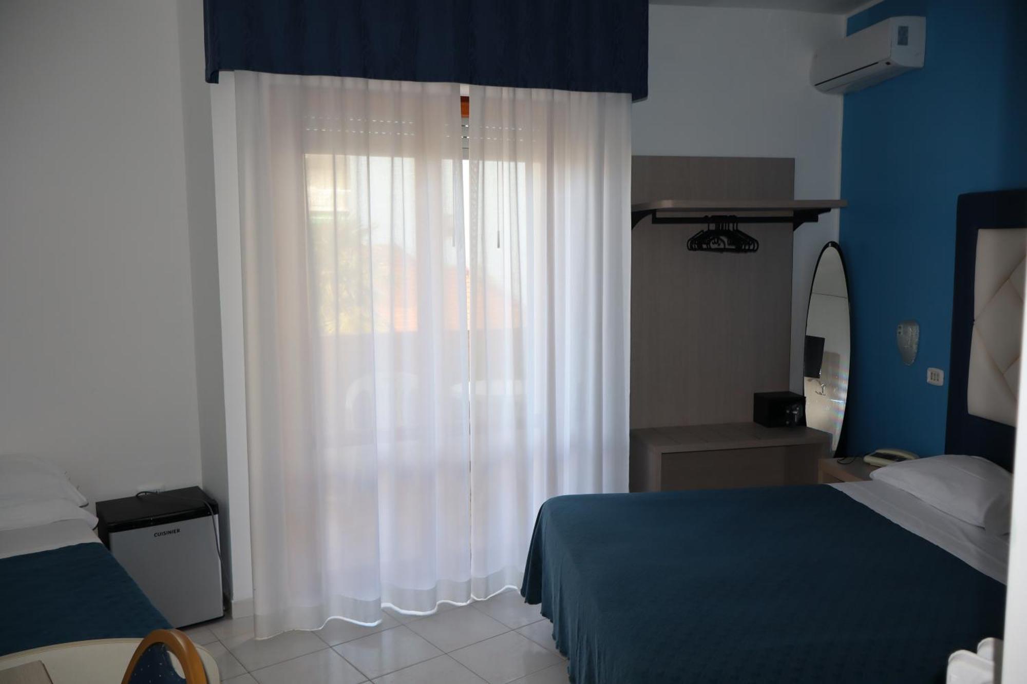 Hotel Albatros โรเซโต เดญา อาบรูซซี ภายนอก รูปภาพ