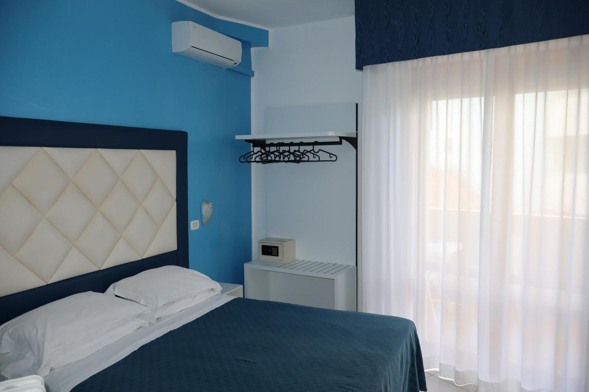 Hotel Albatros โรเซโต เดญา อาบรูซซี ภายนอก รูปภาพ